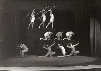 222556 Afbeelding van een uitvoering van ritmische gymnastiek door leden van de gymnastiekvereniging Kracht & Vlugheid ...